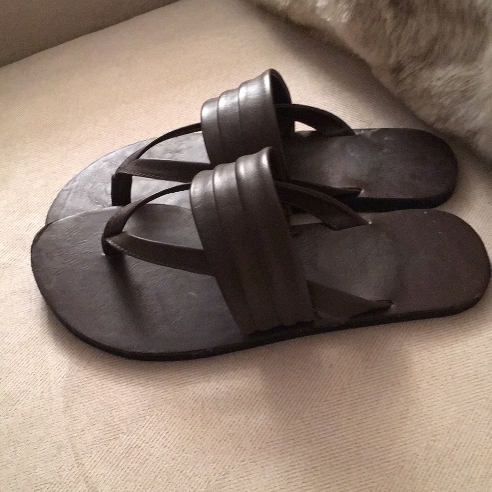 Cute brown basic sandals!